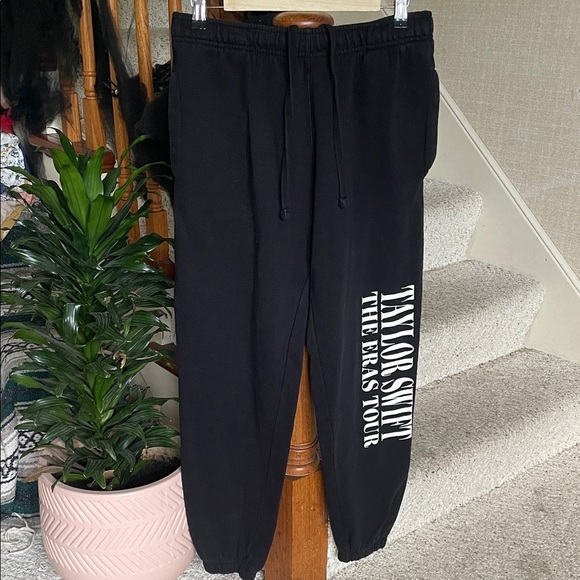 Taylor Swift Black The Eras Tour Jogger Sweatpants - Picture 1 of 11